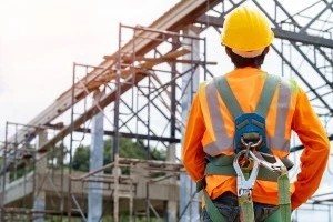 Bezpieczeństwo prac na wysokościach – kluczowe aspekty, zagrożenia i środki ochrony