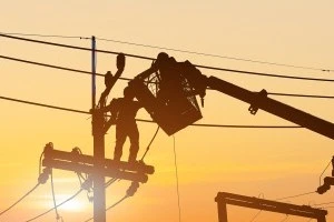 Jak zadbać o bezpieczeństwo pracy w pobliżu instalacji elektrycznej?