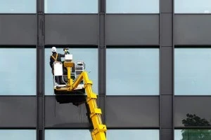 Mycie okien w biurowcach z podnośnika - charakterystyka pracy