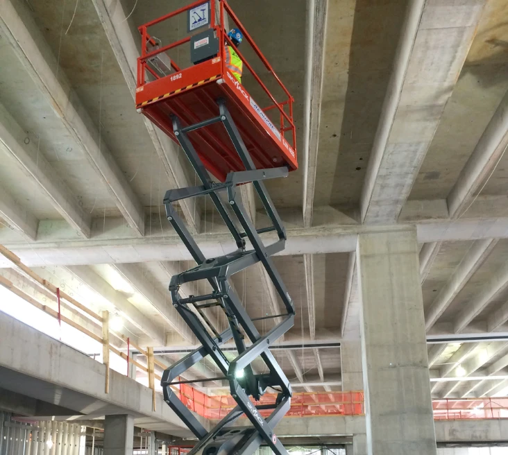 Zwyżki nożycowe - podnośniki nożycowe budowlane, podnośniki koszowe ...